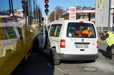 PKW uebersieht beim rechtsabbiegen  in Stuttgart Wangen Stadtbahn 